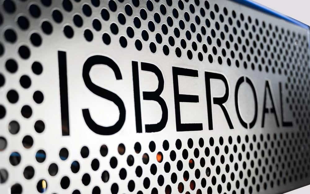 Equipo Isberoal instalando paneles solares