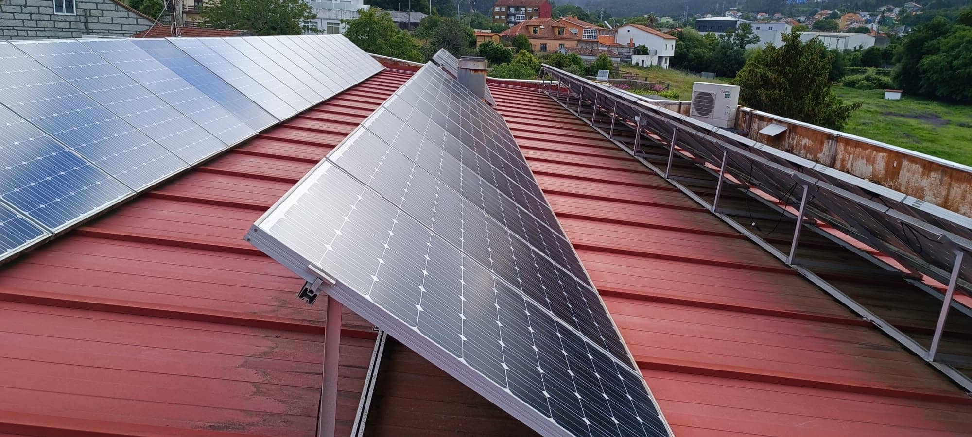 Técnico revisando paneles solares
