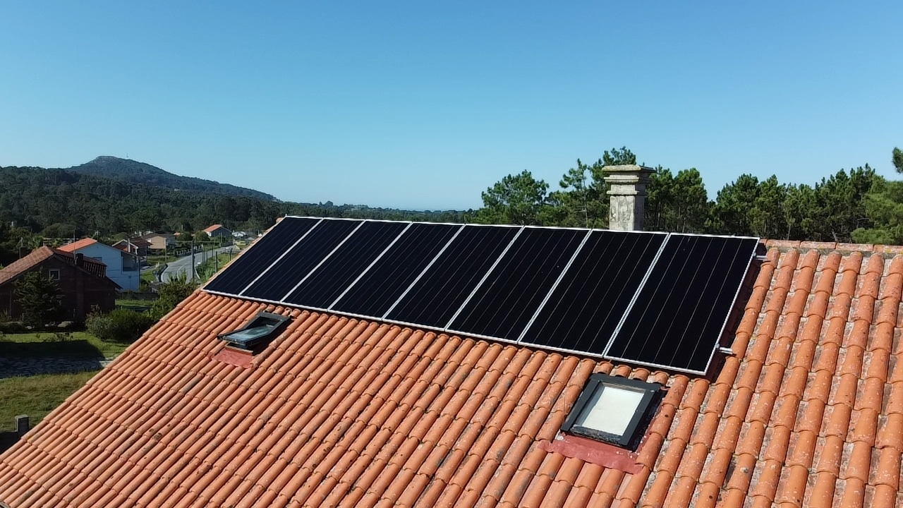 Instalación fotovoltaica en vivienda Xuño — Porto do Son